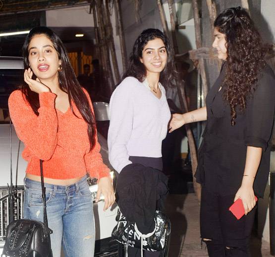 PHOTOS: भाई अर्जुन की फिल्म देखने इस अंदाज में पहुंचीं तीनों बहनें