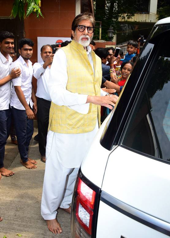 बेटी संग दुर्गा अष्टमी की पूजा करने नंगे पांव मंद‍िर पहुंचे अमिताभ