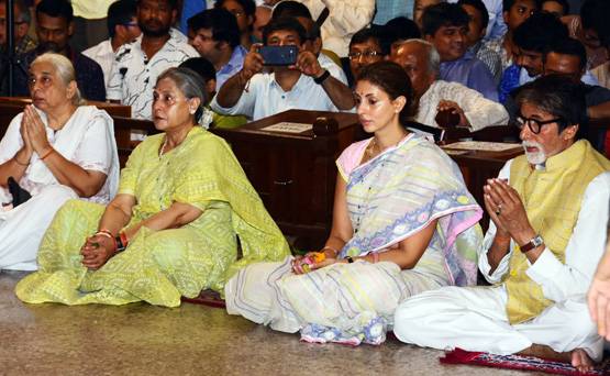 बेटी संग दुर्गा अष्टमी की पूजा करने नंगे पांव मंद‍िर पहुंचे अमिताभ