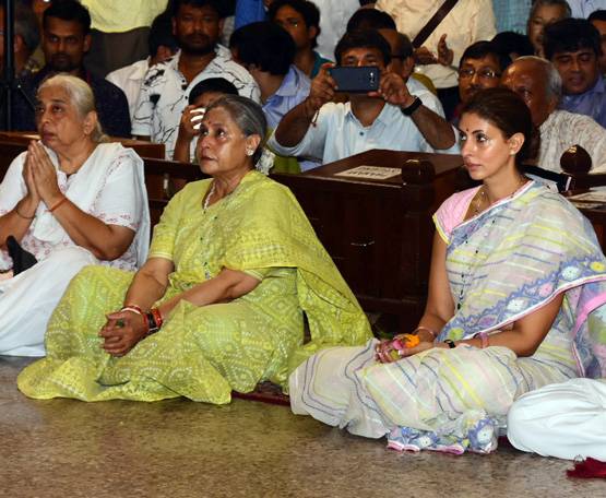 बेटी संग दुर्गा अष्टमी की पूजा करने नंगे पांव मंद‍िर पहुंचे अमिताभ