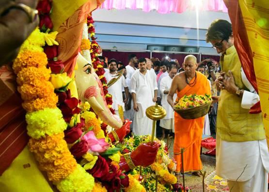 बेटी संग दुर्गा अष्टमी की पूजा करने नंगे पांव मंद‍िर पहुंचे अमिताभ