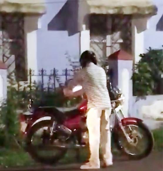 बीच सड़क अपनी रॉयल इनफील्ड थंडरबर्ड में लगा दी आग, ये थी वजह