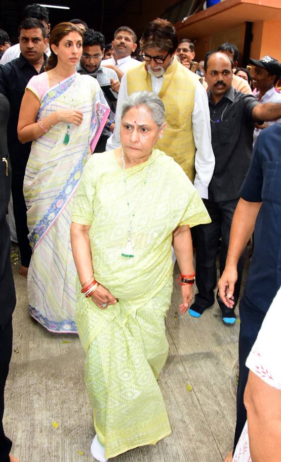 बेटी संग दुर्गा अष्टमी की पूजा करने नंगे पांव मंद‍िर पहुंचे अमिताभ