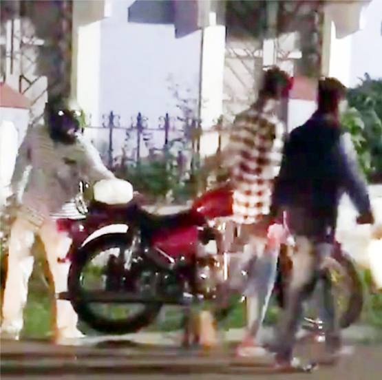 बीच सड़क अपनी रॉयल इनफील्ड थंडरबर्ड में लगा दी आग, ये थी वजह