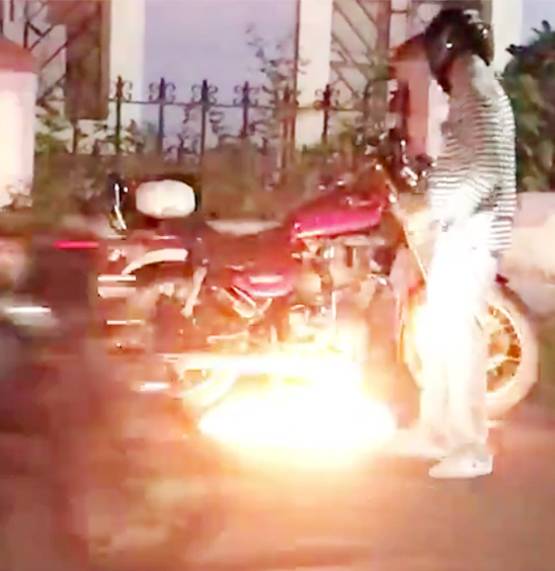 बीच सड़क अपनी रॉयल इनफील्ड थंडरबर्ड में लगा दी आग, ये थी वजह
