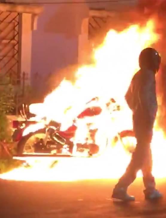 बीच सड़क अपनी रॉयल इनफील्ड थंडरबर्ड में लगा दी आग, ये थी वजह