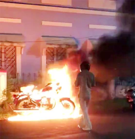 बीच सड़क अपनी रॉयल इनफील्ड थंडरबर्ड में लगा दी आग, ये थी वजह