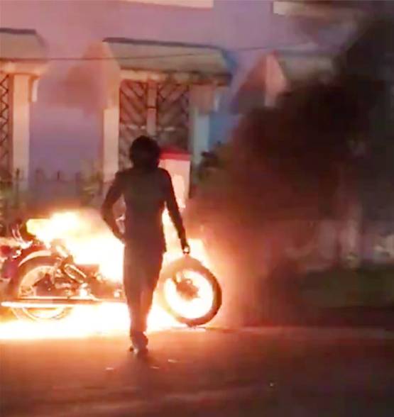 बीच सड़क अपनी रॉयल इनफील्ड थंडरबर्ड में लगा दी आग, ये थी वजह