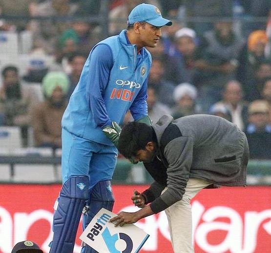 फैन ने रोहित शर्मा को किया किस, रीतिका ने दिया ये जवाब