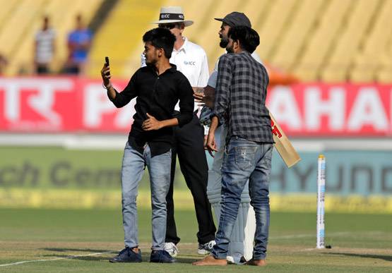 फैन ने रोहित शर्मा को किया किस, रीतिका ने दिया ये जवाब