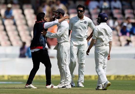 फैन ने रोहित शर्मा को किया किस, रीतिका ने दिया ये जवाब