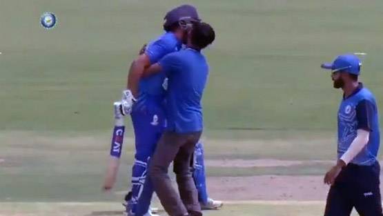 फैन ने रोहित शर्मा को किया किस, रीतिका ने दिया ये जवाब