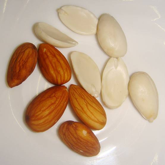 क्या बादाम भिगोने के बाद छीलकर खाना फायदेमंद है? जानें सही तरीका