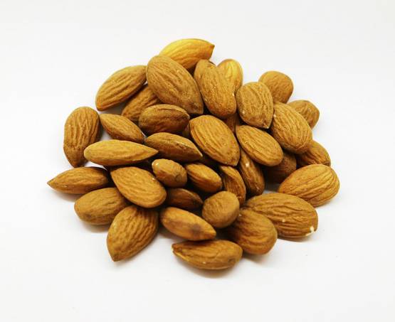 क्या बादाम भिगोने के बाद छीलकर खाना फायदेमंद है? जानें सही तरीका