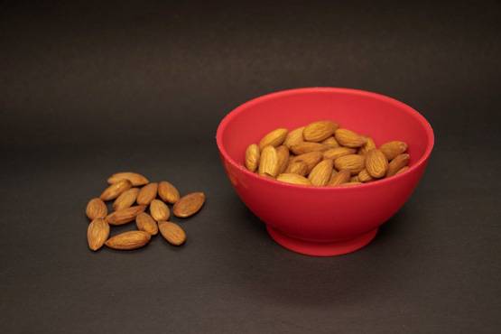क्या बादाम भिगोने के बाद छीलकर खाना फायदेमंद है? जानें सही तरीका