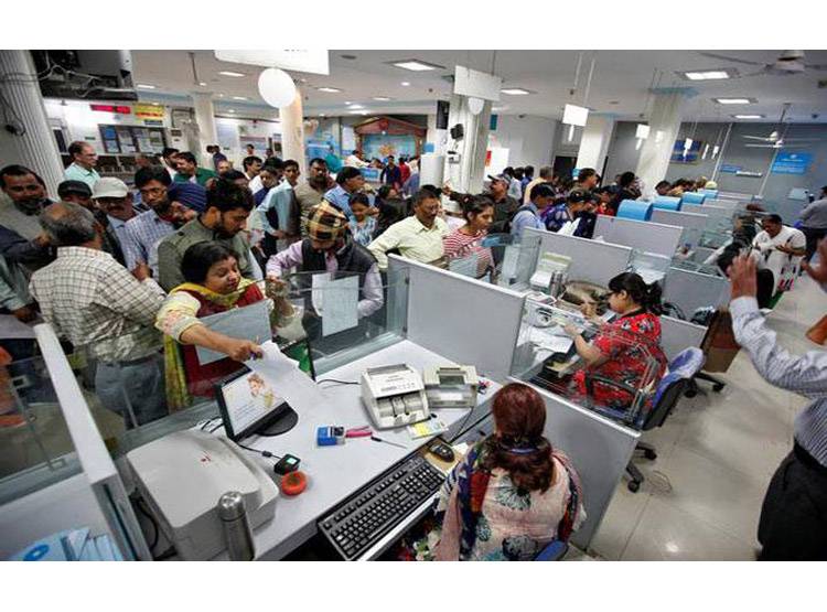 क्या सेफ नहीं हैं बैंक? अचानक म्यूचुअल फंड से निवेशकों ने मुंह फेरा