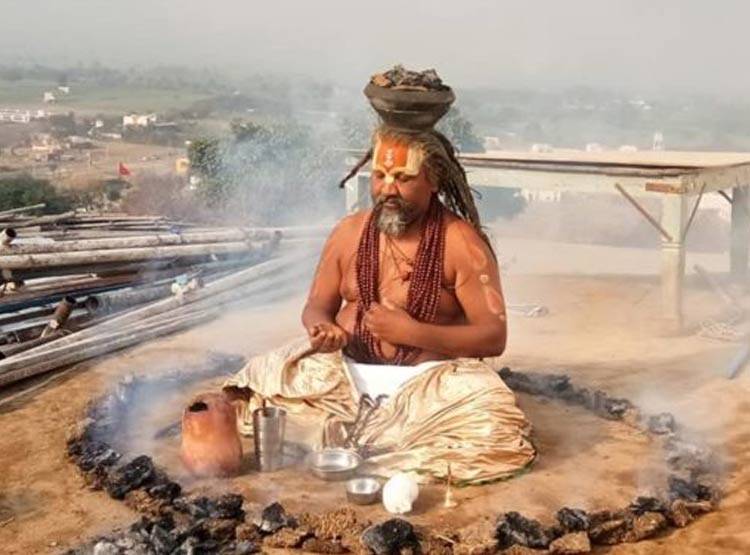 वो 10 बाबा जो पलट सकते हैं मध्य प्रदेश में चुनाव के नतीजे