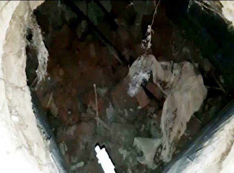 दीवार टूटते ही उड़े लोगों के होश, स्कूल के टैंक में मिला नर कंकाल