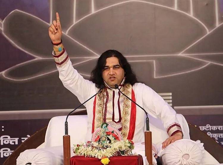 वो कथा वाचक जिसके एक ऐलान ने MP में उड़ा दी BJP-कांग्रेस की नींद