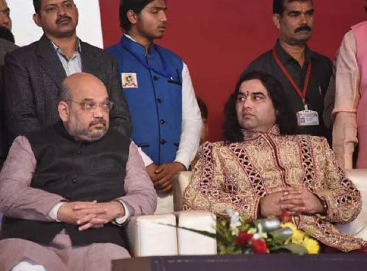 वो कथा वाचक जिसके एक ऐलान ने MP में उड़ा दी BJP-कांग्रेस की नींद