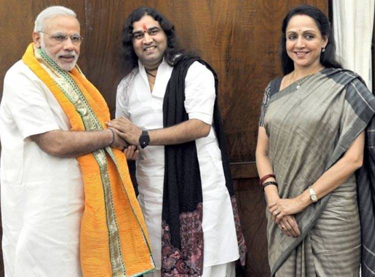 वो कथा वाचक जिसके एक ऐलान ने MP में उड़ा दी BJP-कांग्रेस की नींद