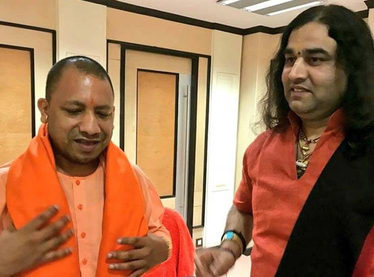 वो कथा वाचक जिसके एक ऐलान ने MP में उड़ा दी BJP-कांग्रेस की नींद