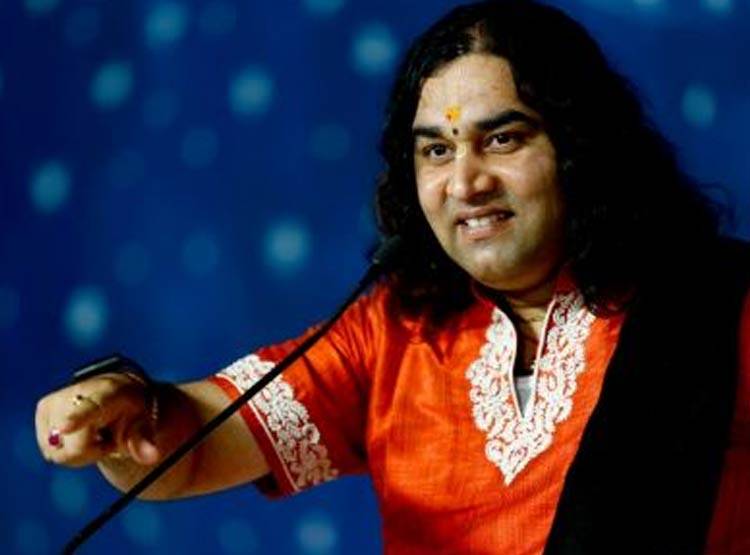 वो कथा वाचक जिसके एक ऐलान ने MP में उड़ा दी BJP-कांग्रेस की नींद