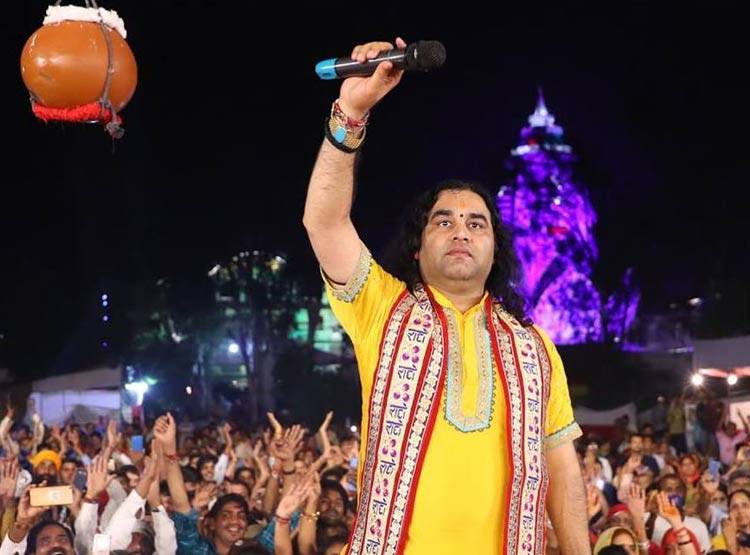 वो कथा वाचक जिसके एक ऐलान ने MP में उड़ा दी BJP-कांग्रेस की नींद