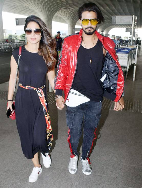 PHOTOS: बॉयफ्रेंड संग रेड एंड ब्लैक लुक में दिखीं 'कोमोल‍िका'