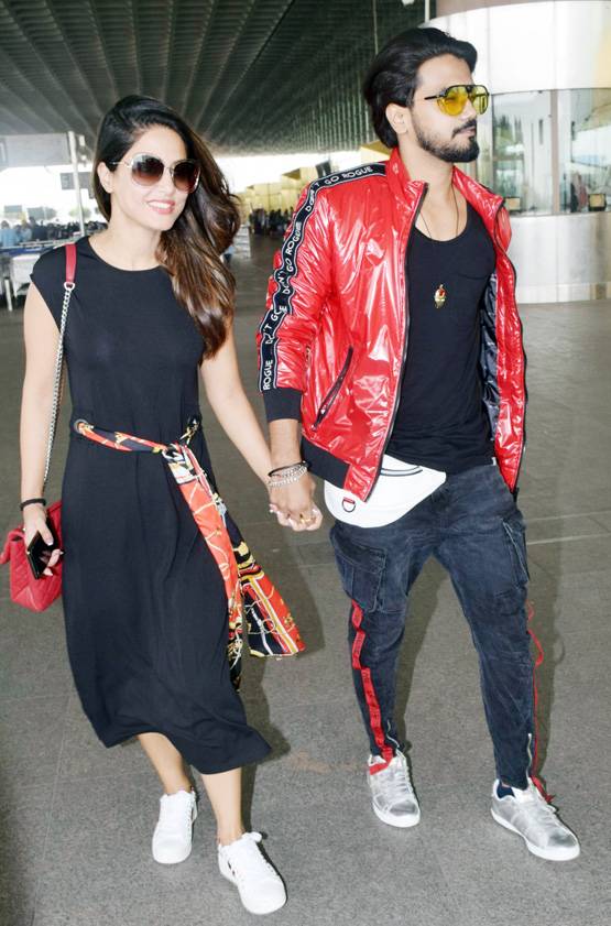 PHOTOS: बॉयफ्रेंड संग रेड एंड ब्लैक लुक में दिखीं 'कोमोल‍िका'