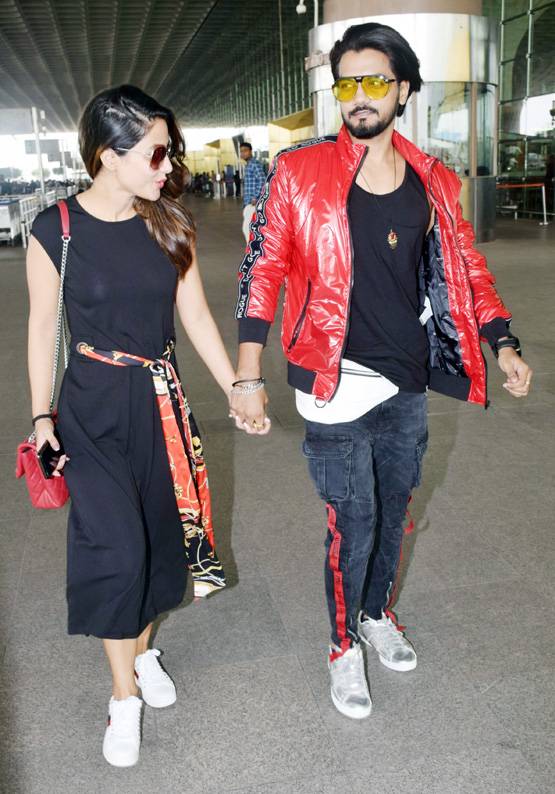 PHOTOS: बॉयफ्रेंड संग रेड एंड ब्लैक लुक में दिखीं 'कोमोल‍िका'