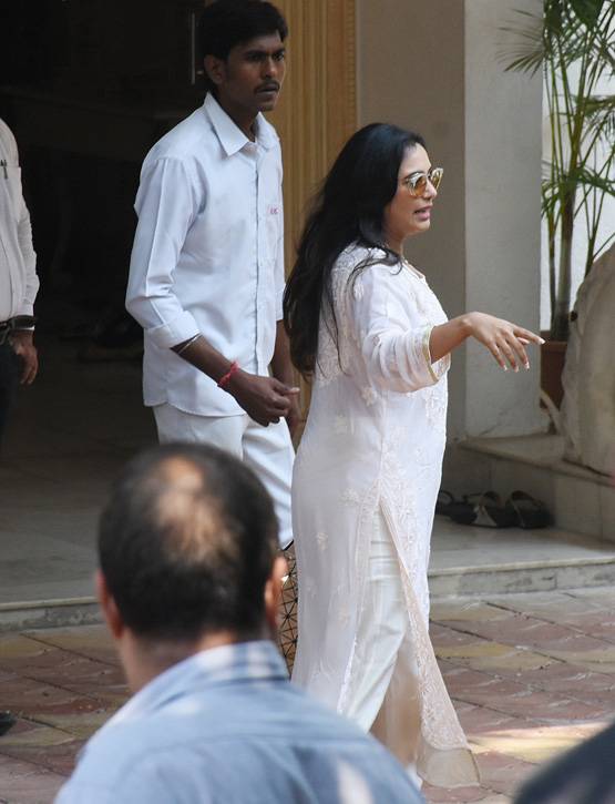 कृष्णा राज के अंत‍िम दर्शन को पहुंची ऐश्वर्या, मुस्कुराते द‍िखीं सोनम