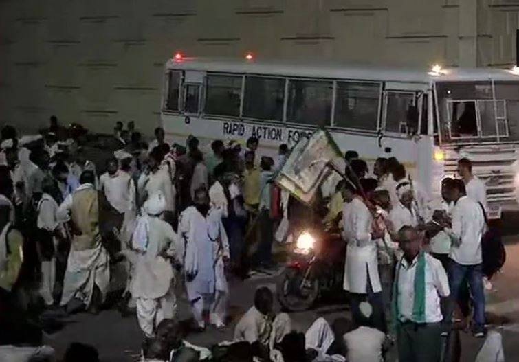 किसान आंदोलन की तस्वीरें: कैसे 24 घंटे दिल्ली बनी रही अखाड़ा