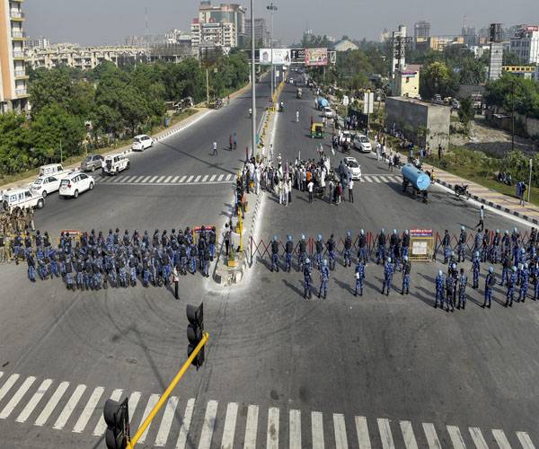 किसान आंदोलन की तस्वीरें: कैसे 24 घंटे दिल्ली बनी रही अखाड़ा