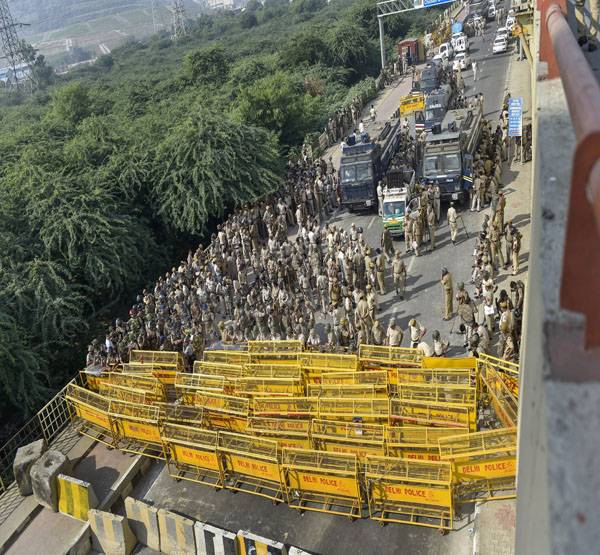किसान आंदोलन की तस्वीरें: कैसे 24 घंटे दिल्ली बनी रही अखाड़ा