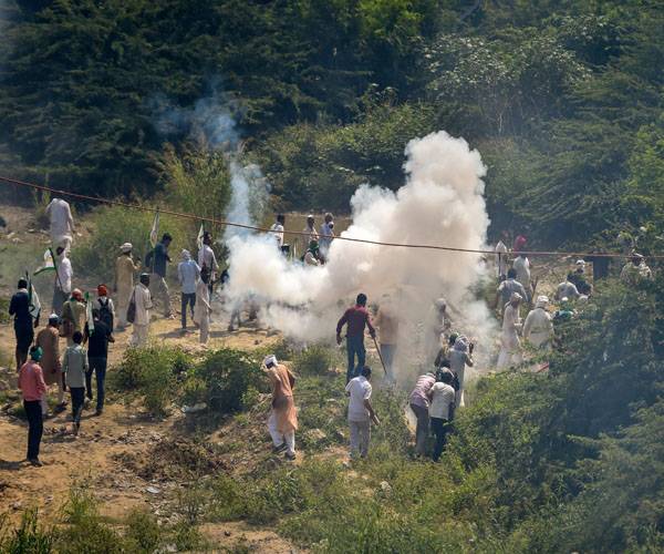 किसान आंदोलन की तस्वीरें: कैसे 24 घंटे दिल्ली बनी रही अखाड़ा