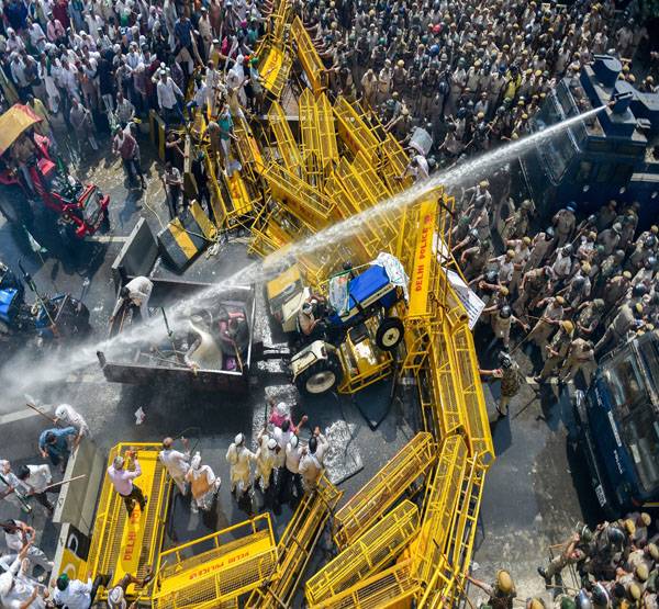 किसान आंदोलन की तस्वीरें: कैसे 24 घंटे दिल्ली बनी रही अखाड़ा