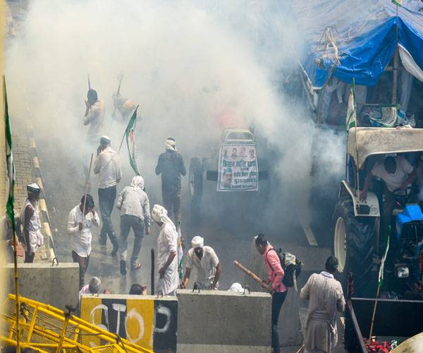 किसान आंदोलन की तस्वीरें: कैसे 24 घंटे दिल्ली बनी रही अखाड़ा
