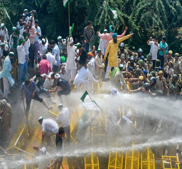 किसान आंदोलन की तस्वीरें: कैसे 24 घंटे दिल्ली बनी रही अखाड़ा