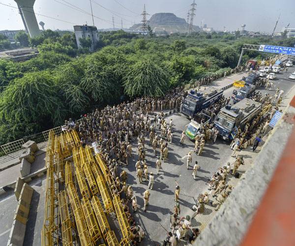 किसान आंदोलन की तस्वीरें: कैसे 24 घंटे दिल्ली बनी रही अखाड़ा