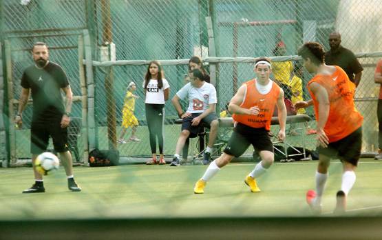 निक जोनस ने धोनी संग खेला फुटबॉल, ग्राउंड पर मौजूद थीं प्रियंका