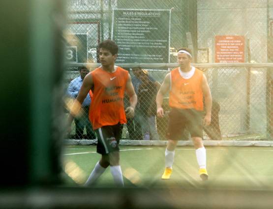 निक जोनस ने धोनी संग खेला फुटबॉल, ग्राउंड पर मौजूद थीं प्रियंका