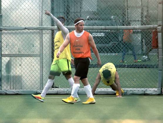 निक जोनस ने धोनी संग खेला फुटबॉल, ग्राउंड पर मौजूद थीं प्रियंका