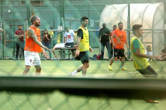 निक जोनस ने धोनी संग खेला फुटबॉल, ग्राउंड पर मौजूद थीं प्रियंका