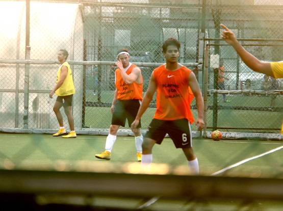 निक जोनस ने धोनी संग खेला फुटबॉल, ग्राउंड पर मौजूद थीं प्रियंका