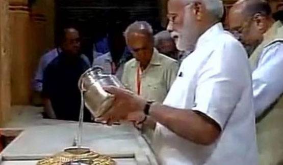 देखें तस्वीरेंः ...जब साईं के दरबार में पहुंचे पीएम नरेंद्र मोदी