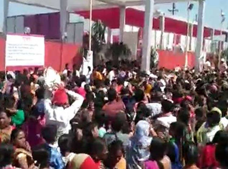 BJP के सम्मलेन में गिफ्ट लूटने के लिए मची भगदड़, तोड़ी कुर्सियां