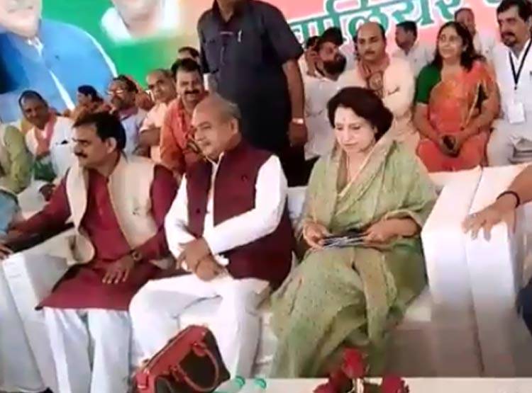 BJP के सम्मलेन में गिफ्ट लूटने के लिए मची भगदड़, तोड़ी कुर्सियां