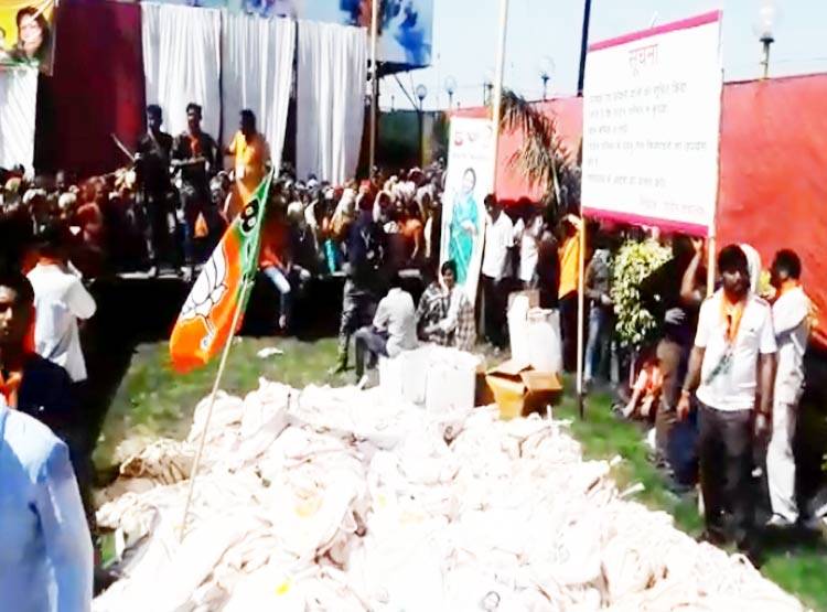 BJP के सम्मलेन में गिफ्ट लूटने के लिए मची भगदड़, तोड़ी कुर्सियां