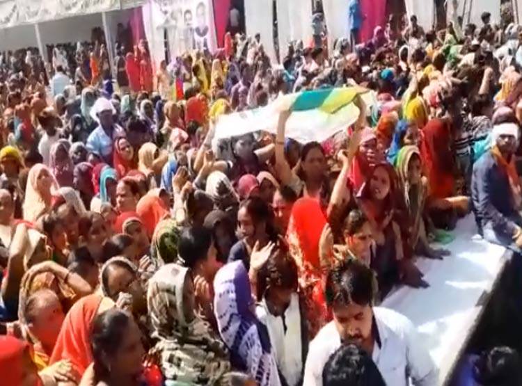 BJP के सम्मलेन में गिफ्ट लूटने के लिए मची भगदड़, तोड़ी कुर्सियां